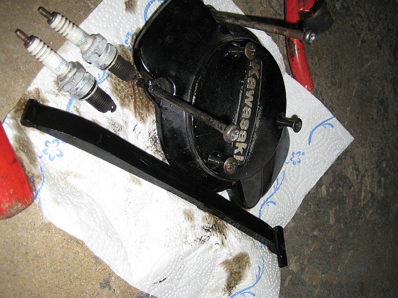 Kleiner Limaseitendeckel, Z�ndkerzen und vordere Spannschiene